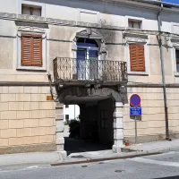 Tudi dvorec Pagnacco, danes bolj znan kot Panjakovo, je imel razkošen kamnit “parton” ... 