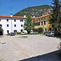 ... tamkajšnje dvorišče pa je danes eno od največjih ohranjenih, a tudi to v uporabi predvsem kot parkirišče