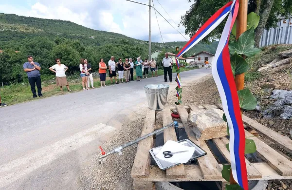 Vas z dvema vodovodoma
