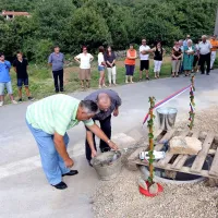  Iz obnovljenega vaškega vodovoda je v soboto spet pritekla voda
