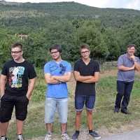 Vas z dvema vodovodoma