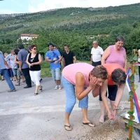 Vas z dvema vodovodoma