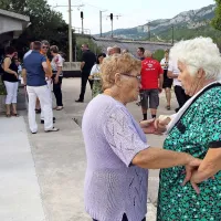Vas z dvema vodovodoma