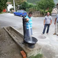 Vas z dvema vodovodoma