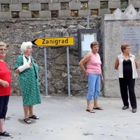 Vas z dvema vodovodoma