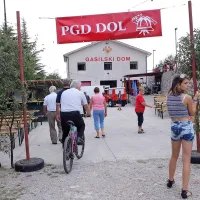Vas z dvema vodovodoma