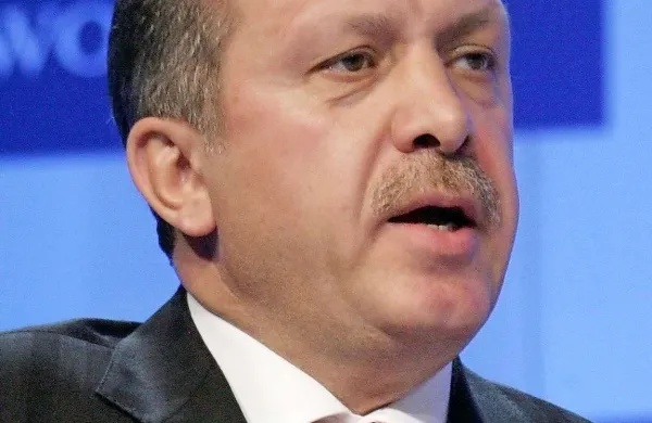 Na  prvih neposrednih predsedniških volitvah v Turčiji je zmagal sedanji premier Recep Tayyip Erdogan