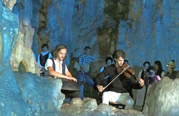 Ne samo, da je oder v Tinejelovi pečini ravno prav dvignjen od tal, tudi od stene je odmaknjen, kar omogoča dobro osvetlitev. 