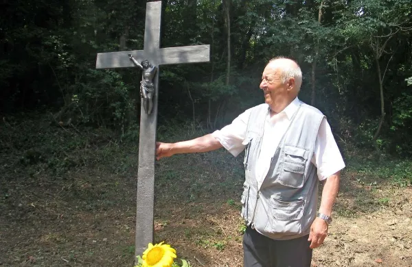 Raziskovalec Miro Prunk ob obnovljenem križu, ki sedaj stoji nekaj metrov nad nekdanjim pokopališčem