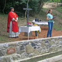 Župnik Tomaž Kodrič in Katja Prunk pred začetkom  verske in spominske slovesnosti na Ješevniku  
       