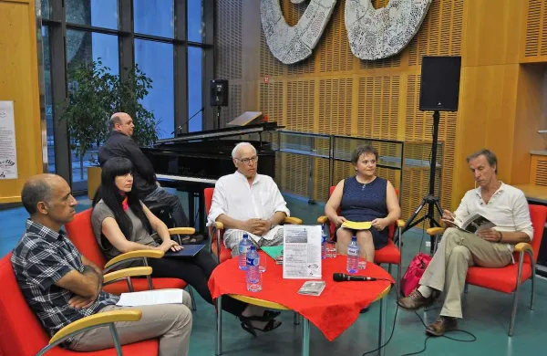  Na novogoriški postojanki mednarodnega potujočega festivala Vode iz vode so se predstavili (z leve) Vincenzo Della Mea, Karmen Vidmar, Valter Lauri, Andreina Trusgnach in Rok Alboje  
