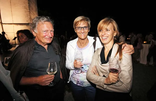Arhitekt Tomaž Vuga si je vtise o kapljici izmenjaval s poslanko Mirjam Klanjšček Bon in z novinarko Radia Robin Martino Arčon 