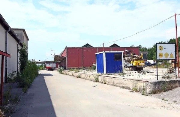 Hofer se bo gradnje nad regionalno cesto Dekani-Ljubljana lotil, ko bo dobil gradbeno dovoljenje. Kdaj bo to, pa še niso izdali.