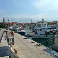 Izolska občina je z denarjem, namenjenim za ohranjanje ribištva, obnovila ribiški pomol. Ni pa uresničila  dogovorov, da bodo ribiči dobili tudi pomožne plavajoče pomole,  kot so jih njihovi piranski in koprski kolegi, da bodo lažje iztovarjali ulov.   