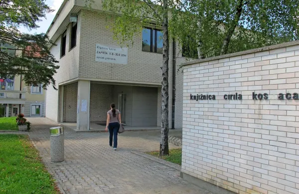 Danes se lotijo zadnjega dela obnove knjižnice. Zaprta bo do konca avgusta. 
