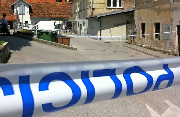 Policija je bila dopoldne obveščena o streljanju v Starem trgu pri Ložu, v katerem sta umrli dve osebi