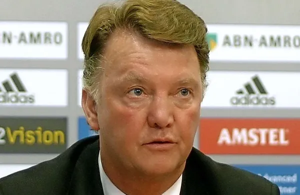 Novi trener angleškega nogometnega velikana Manchester Uniteda, Nizozemec Louis van Gaal, v prihodnji sezoni ne bo računal na sedem igralcev, ki si morajo do konca avgusta najti nove delodajalce