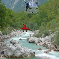 Kajaka&scaron; obstal na rečni sipini