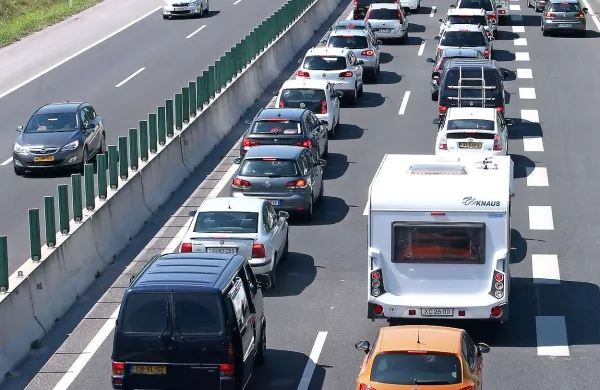 Šestkilometrska kolona od Kastelca do Kopra in naprej do Šmarij in mejnega prehoda Dragonja - v soboto je bilo treba za prestop meje čakati tudi po tri ure