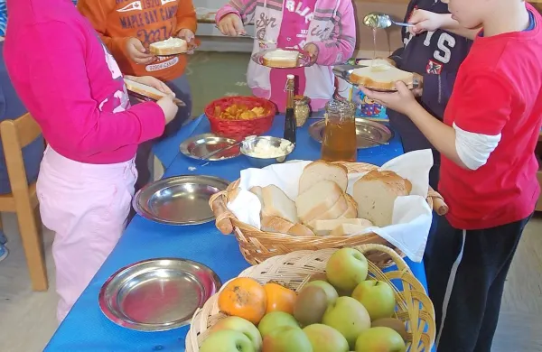 Da bi med otroci v vrtcih in šolah spodbudili navajanje na zdravo hrano, ki naj se prične z zajtrkom, vsako leto pri nas pripravijo tradicionalni slovenski zajtrk - kruh, med, jabolko, mleko