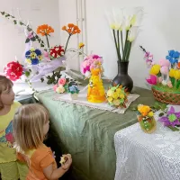 Punčkam se je barbika v papirnati oblekici tako prikupila, da bi jo kar imele