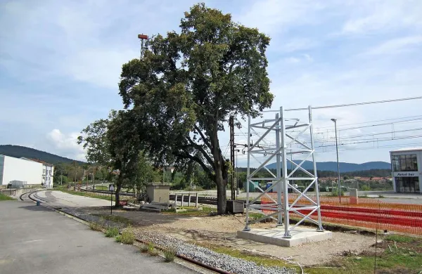  Polovica stolpa bazne postaje železniške telefonije v centru Kozine že stoji, dokončali naj bi ga do jutri
