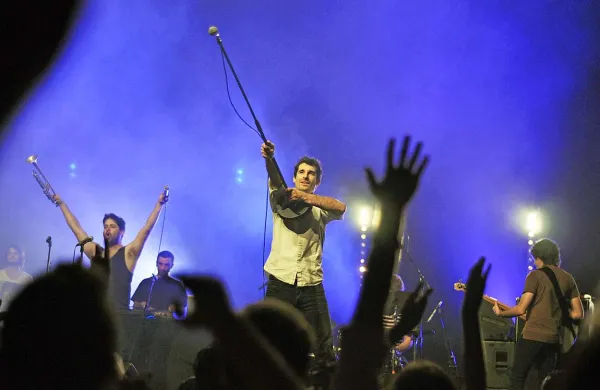 Drevi ob 20. uri bo v športnem centru Hit v Šempetru pri Gorici nastopila avstralska zasedba The Cat Empire