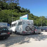 Turisti iz Poljske so si za svoje postajališče izbrali kar makadamsko parkirišče v Žusterni