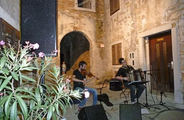 Rok Kleva  z violino & Manuel Šavron z diatonično harmoniko 