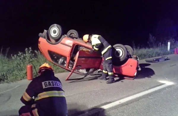 V Jasenu pri Ilirski Bistrici se je 88-letni voznik skoraj brez poškodb rešil iz prevrnjenega avta