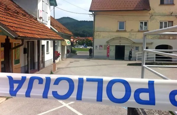 V Starem trgu pri Ložu se je včeraj zgodila še ena družinska tragedija: 52-letni moški je ustrelil nekdanjo partnerko in si nato sodil sam