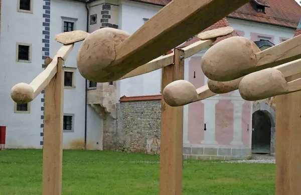 Več kot sto skulptur, razstavljenih na prostem, krasi  neposredno okolico nekdanjega cistercijanskega samostana