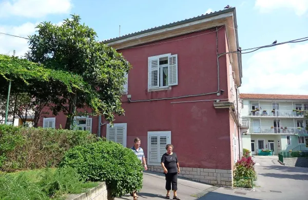 V najslabši kondiciji je vijolična stavba, tako imenovana stara ženska hiša, ki ima ponekod še lesene pode in je zaščitena  kot kulturni spomenik 