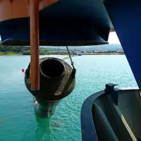 ... cev potegnejo do odprtine na palubi ...