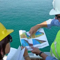 Vodja projekta na zemljevidu kaže, da območja tik ob pomolu in pod njim ne morejo poglabljati s tako velikim strojem, kot je Dravo Costa Dorada, ampak so to  že naredili z manjšim plovilom 