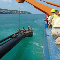 Takole vsakokrat spustijo sesalec, povezan s cevjo, v vodo vse do dna in začnejo črpati mulj