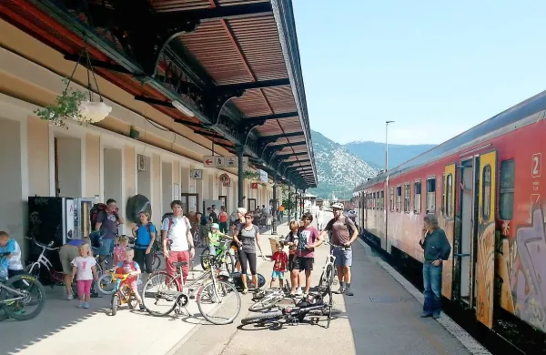 Del kolesarskih izletnikov, ki se jim v soboto ni uspelo odpeljati z vlakom do Bohinjske Bistrice