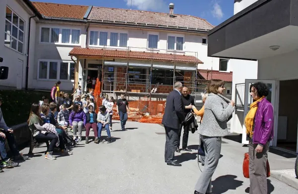 Predstavniki šole, občine in ministrstva so se maja dogovorili, da se bo delna sanacija šole začela julija. Sredi avgusta o njej ni ne duha ne sluha, na šoli in na občini ne vedo, kdaj se bo sploh začela. 