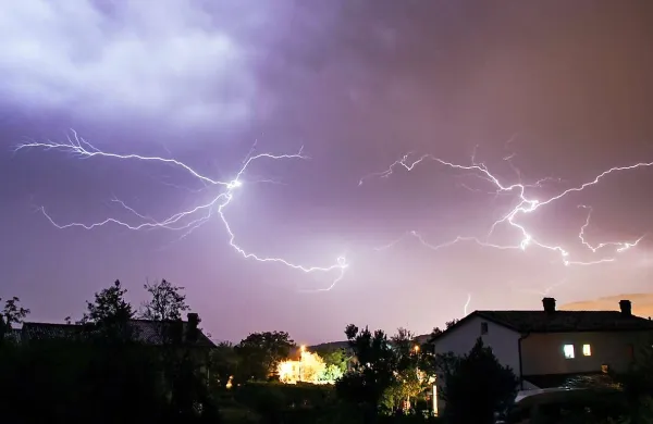 Močnejša neurja z obilico dežja so danes zvečer zajela večji del Slovenije
