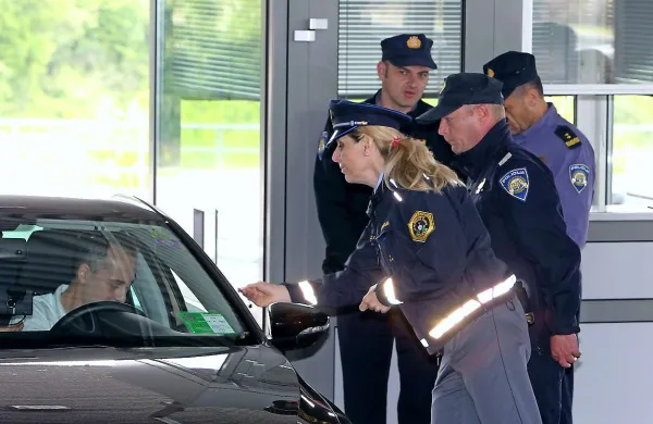 Policiste so seznanili z nevarnostjo okužbe z virusom ebole in preventivnimi ukrepi