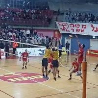 Alan Komel (v skoku) na tekmi v domači dvorani, kjer je padel tudi veliki telavivski Maccabi