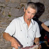 Dejan Kukanja reže pršut iz krškopoljca 
s približno tretjino maščobe