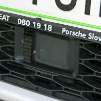 Pod prednjo tablico se skriva radar
