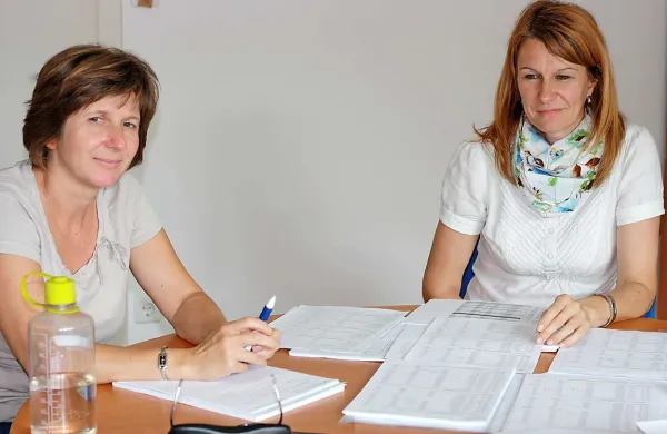 Nadja Brence (levo) in Marjeta Klemenčič sta se ujeli na čelu Vrtca Idrija