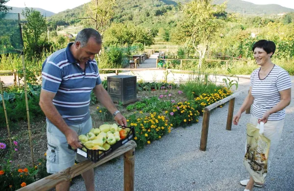 Kljub neugodnemu vremenu vrtnarjenje ni bilo zaman. Pa še družba se vedno najde ...