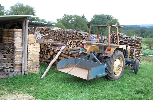 Traktor se je popeljal naprej, nesrečni domačin pa je obležal pod levim zadnjim kolesom