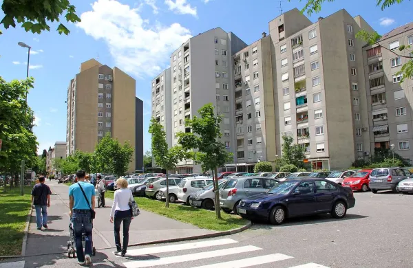 Ob 16.20 je v Ulici Gradnikove brigade v Novi Gorici (na fotografiji) osebno vozilo zbilo pešca