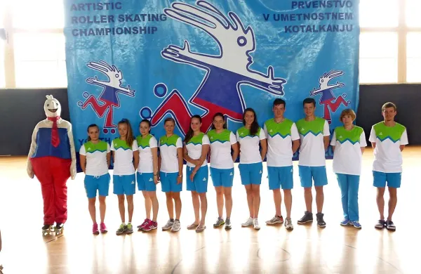 Slovenska reprezentanca v Renčah z maskoto EP