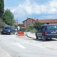 Vožnja skozi vas je počasna, vozniki morajo čakati, da se vozišče sprosti