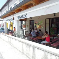 V okrepčevalnici sredi vasi so želeli goste in hrano zavarovati pred prahom s spuščenimi senčili, pa so si prislužili kazen inšpektorja za zdravje 